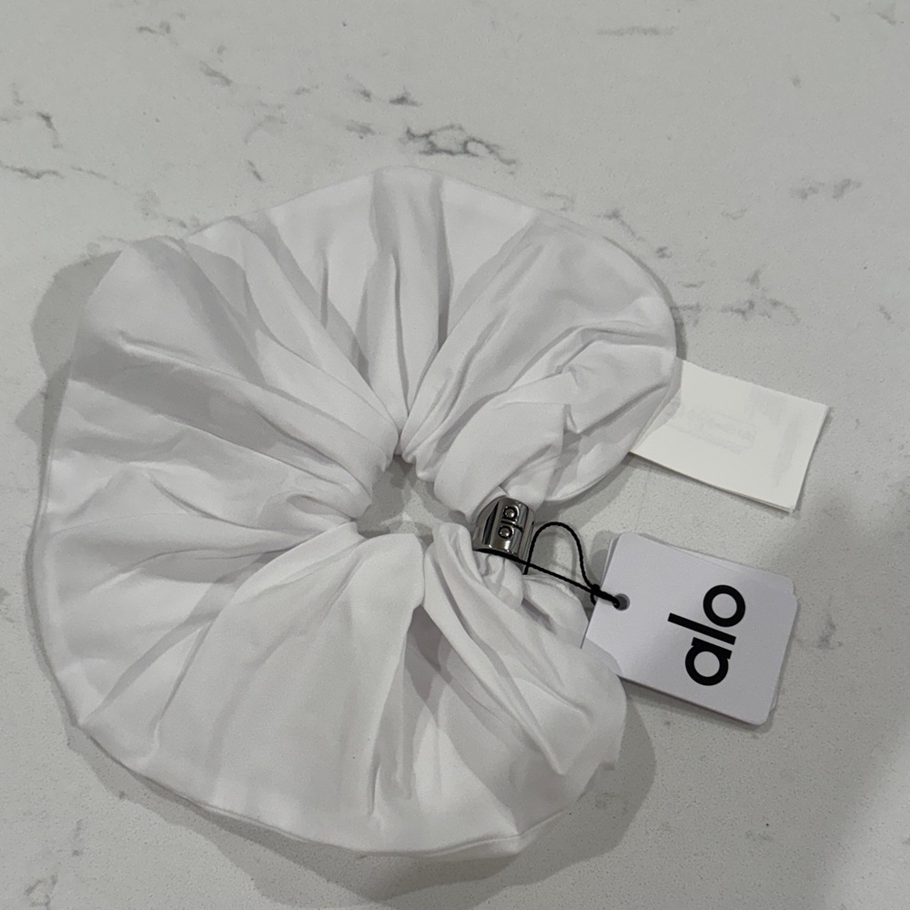 ALO Yoga Elegant White Hair Scrunchie Lg